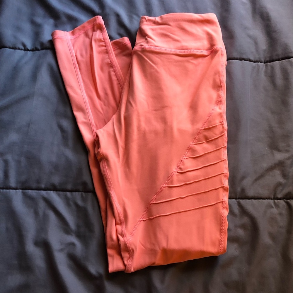 Motion. PEACH leggings